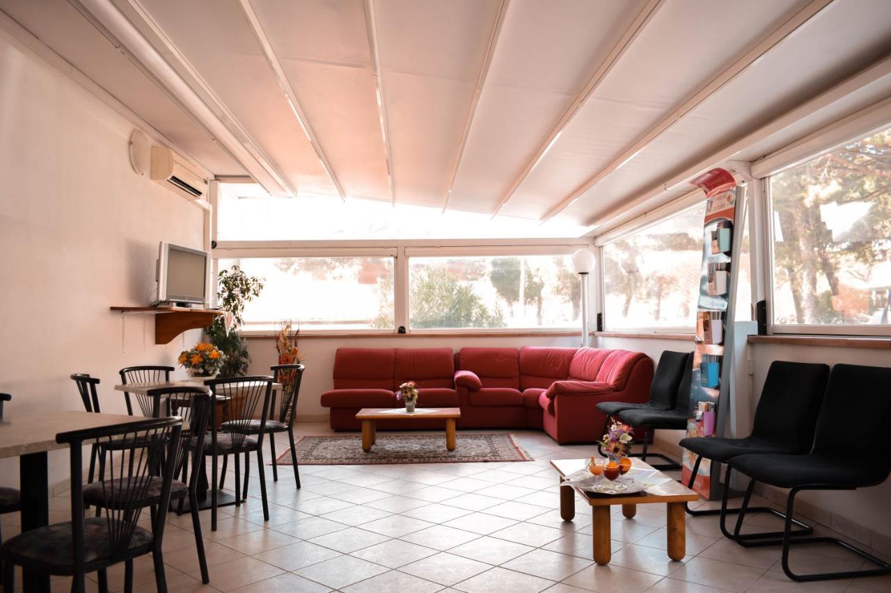 קרביה Hotel Zeus מראה חיצוני תמונה