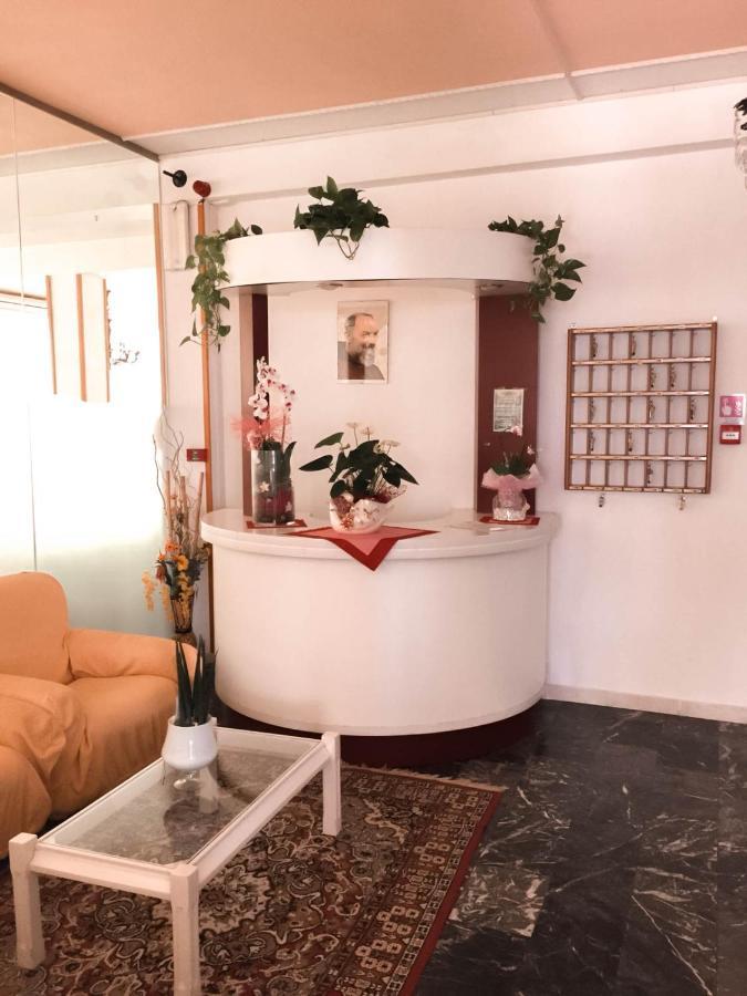 קרביה Hotel Zeus מראה חיצוני תמונה